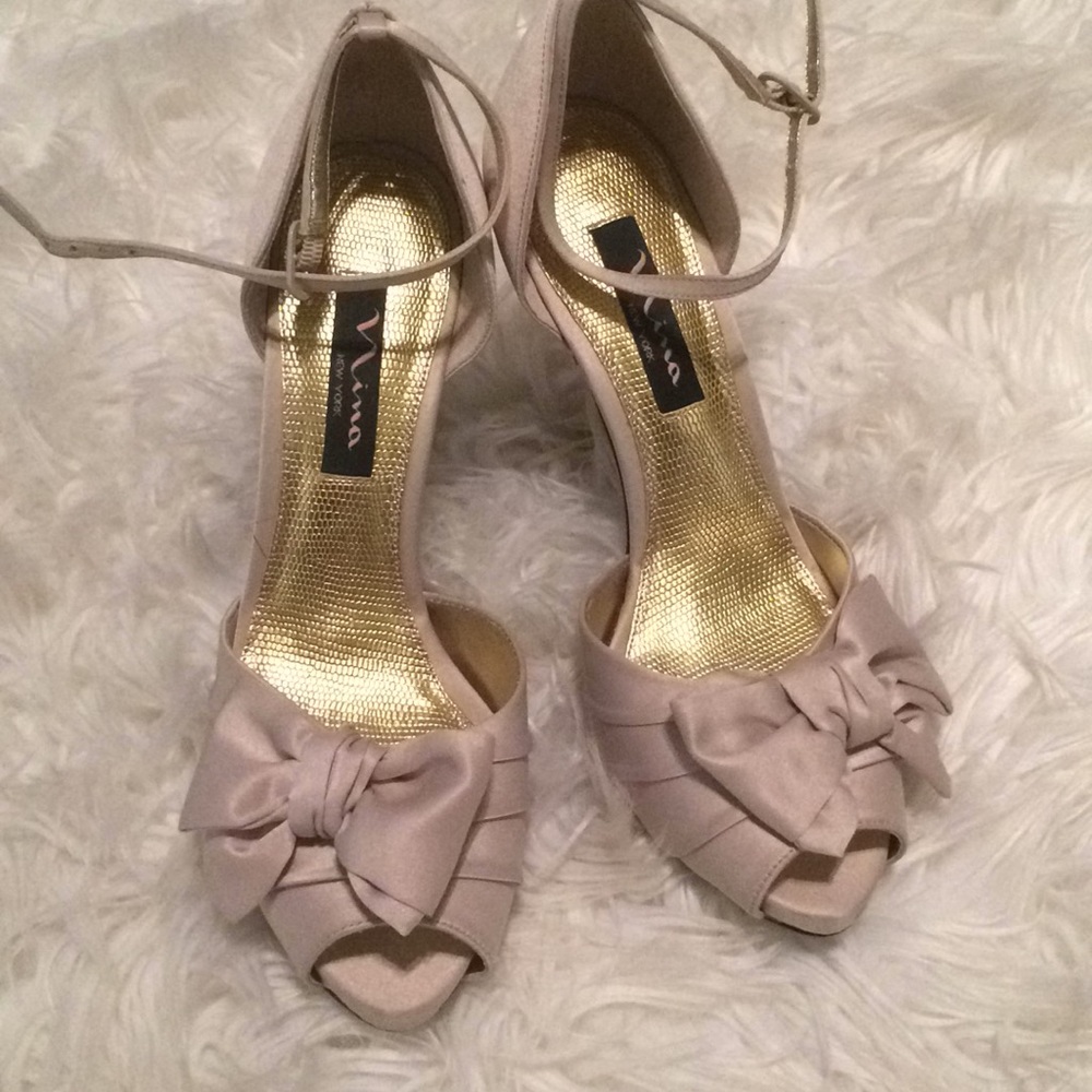 Nina  ivory shoes with bow size 7